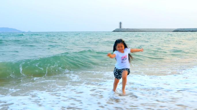 【4K】小姑娘在海边玩水游客游玩