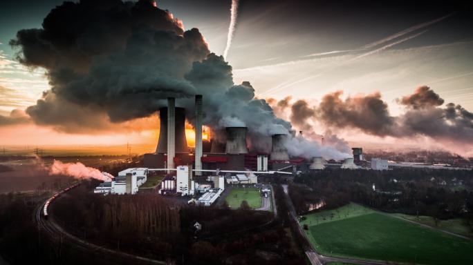 一座燃煤发电站大气污染浓烟滚滚工业排放