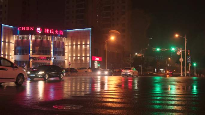 下雨街道夜景五彩斑斓路灯汽车