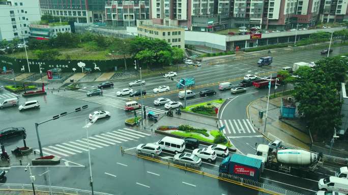 下雨的十字路口