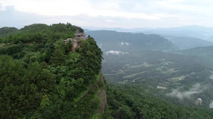 4K鸟瞰悬崖上的古刹寺庙广元仙峰观