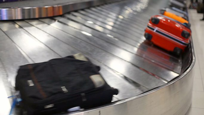 行李在机场靠运送带运送。