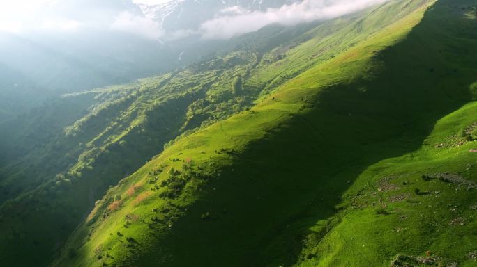 从无人机俯瞰群山美景。