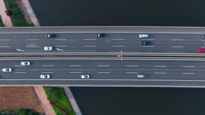 俯拍道路上的车辆行驶-航拍道路车流