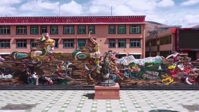 四川甘孜理塘高原城镇航拍雕像