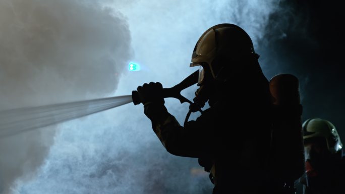 消防员在夜间灭火火警119山火救援森林大