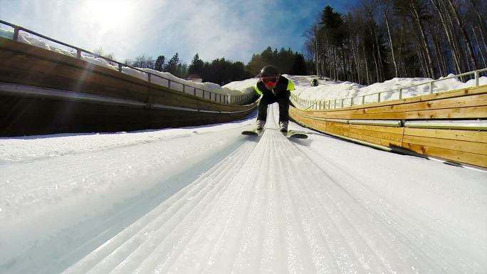 一个在滑雪的人极限运动滑雪板刺激肾上腺素