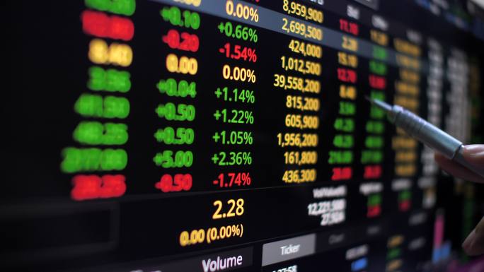 商人分析股票市场交易数据