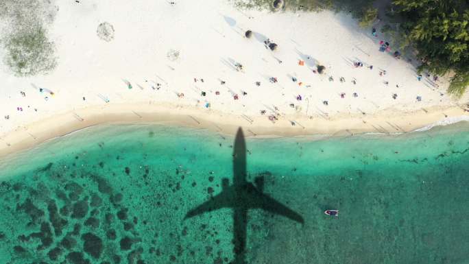 飞机掠过海滩