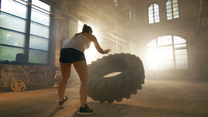 在训练的女人锻炼练习体能力量拼搏努力活动