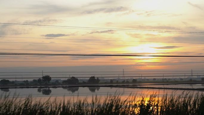 火车窗外的湖景清晨朝阳太阳升起