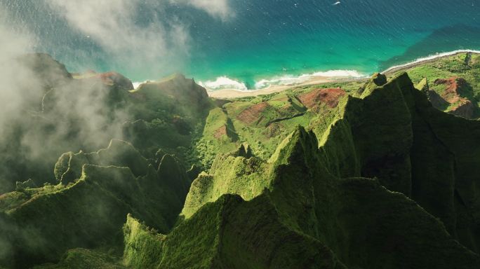 鸟瞰飞越丛林山峰