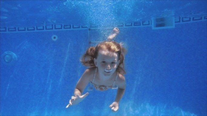 游泳的女孩潜泳泳池