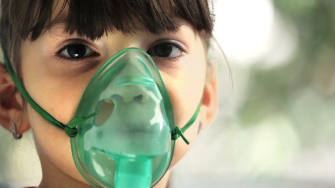 戴呼吸机的小孩哮喘治疗女孩
