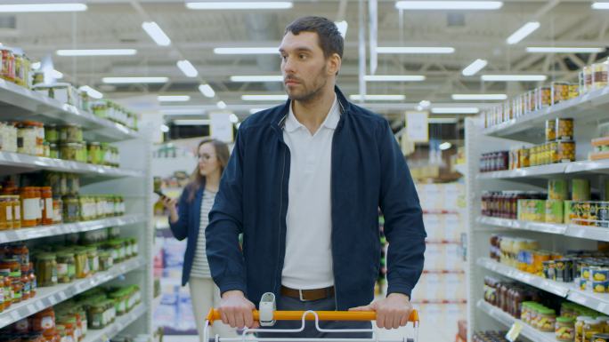 一个男人在逛超市商场商业品牌导购超市人流