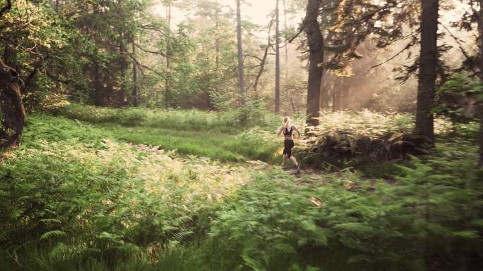 在森林中奔跑的女人
