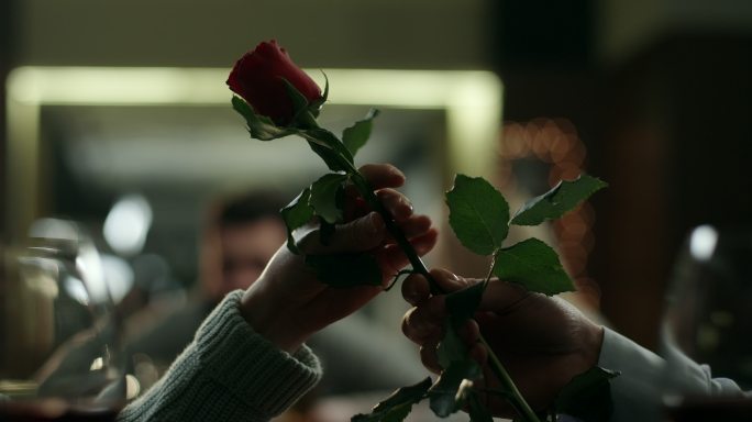 男人送玫瑰给女人特写手酒吧餐厅送人情侣