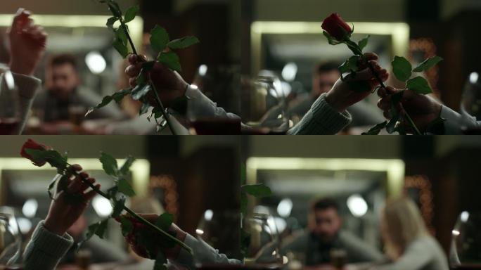 男人送玫瑰给女人特写手酒吧餐厅送人情侣