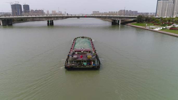 扬州京杭大运河广陵段船只河面4k航拍空镜