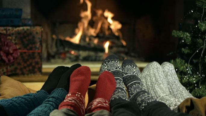一家人在壁炉旁暖脚