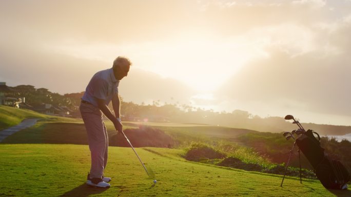 高尔夫与日落成功人士打高尔夫退休让老人打