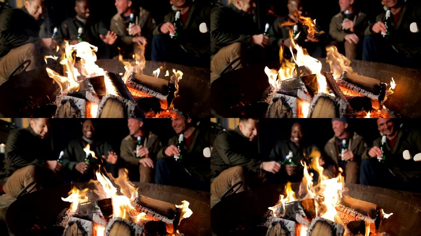 一群朋友聚集在一个火坑周围。