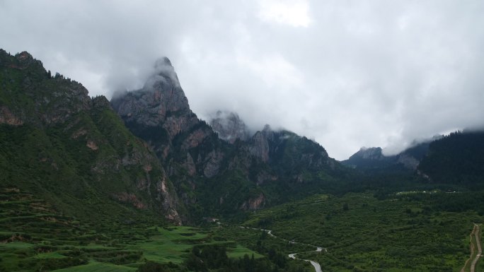 云间山峰航拍延时