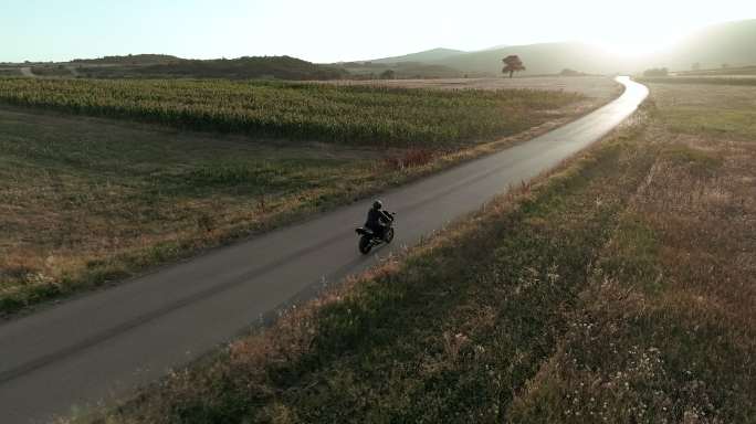 公路上骑摩托车的人