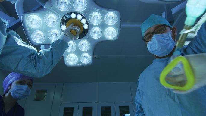 病人视角：麻醉师给病人戴上麻醉面罩