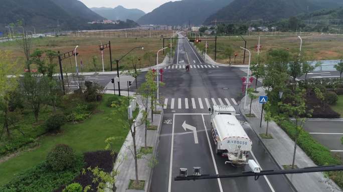 洒水车清理街道