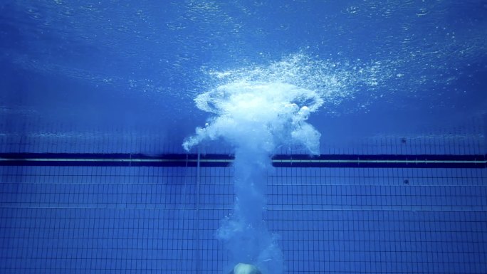 跳入水中的潜水员跳水运动员入水泳池