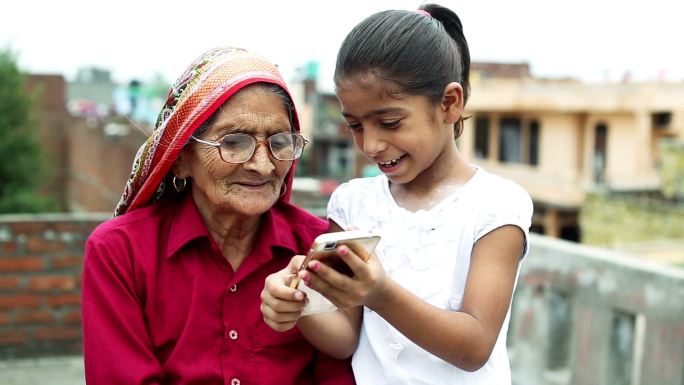 小女孩教老奶奶用手机