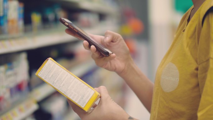 消费者在超市购物搜同款4K手机查询商场商