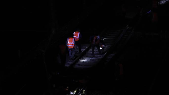 工人背影北京深夜加班铁路维修修铁路4k