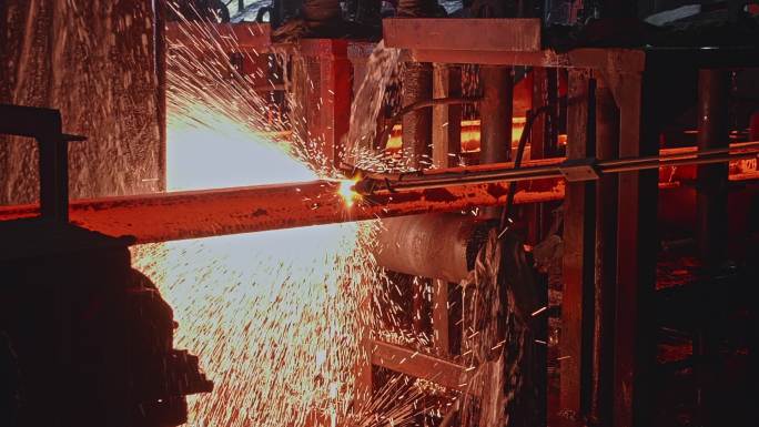 钢厂工人用气割机手工切割钢坯
