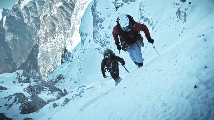 斯洛莫冬季登山者在雪山上前进