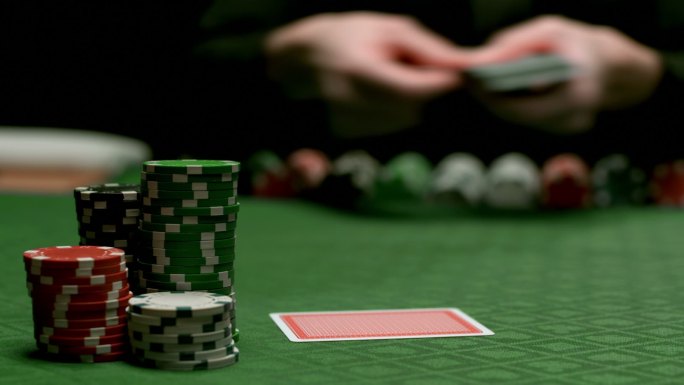 扑克发牌机会游戏坐着女人
