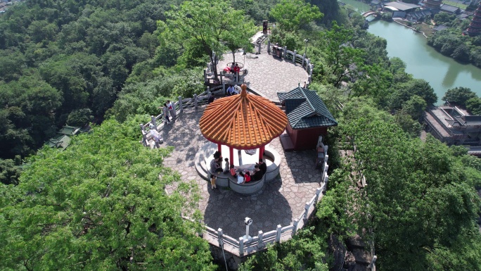 五一节桂林叠彩山和伏波山风景区山顶游客