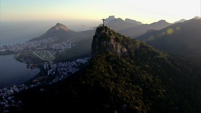 日落时分飞越巴西里约热内卢