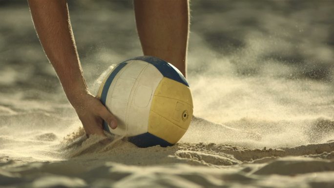 沙滩排球运动员捡球