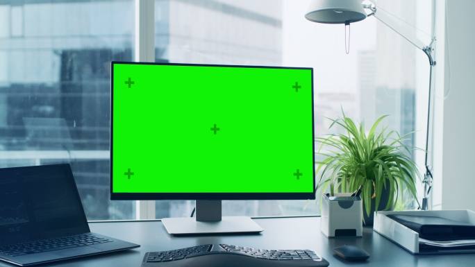 办公室桌上的电脑绿幕屏幕桌面白领企业商务