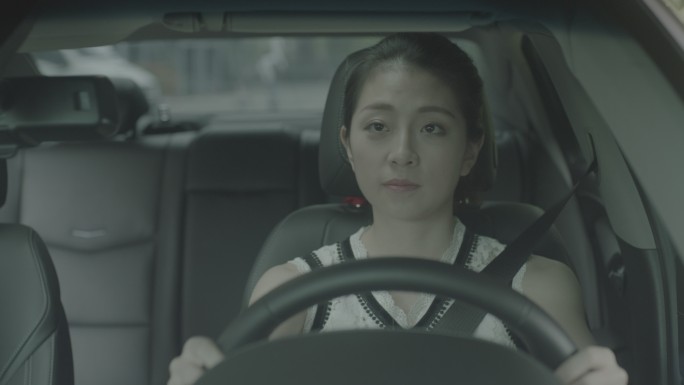 驾驶女性开车人脸识别启动发动车内挡风玻璃