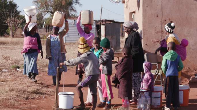 严重缺水的南非气候变化大群人棚屋