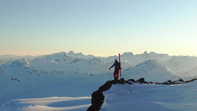 滑雪和徒步旅行登山勇者攀登