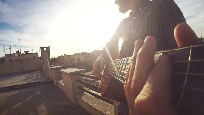 男人在阳台上弹吉他