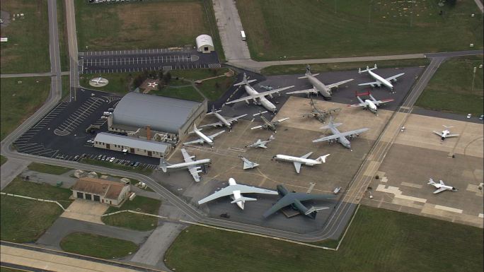 空军基地-鸟瞰飞机航空航班飞向天空起飞滑