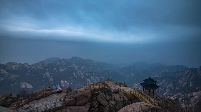 青岛崂山巨峰阴天的延时景色