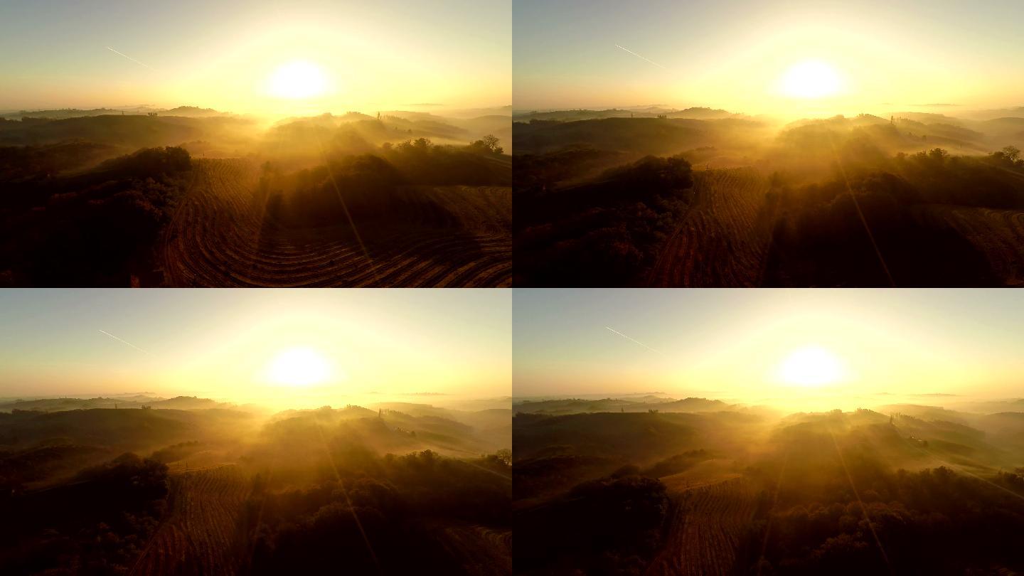 雾霭夕阳中的乡村雾早晨背光