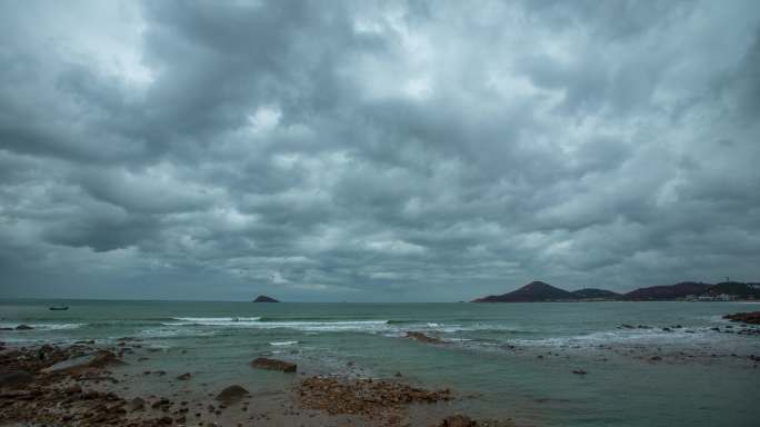 青岛沙子口镇沿海阴天的风景