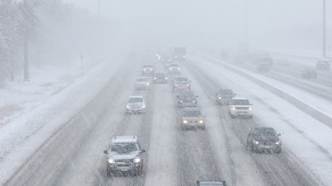 大雪中行驶的汽车雪景北国风光银装素裹